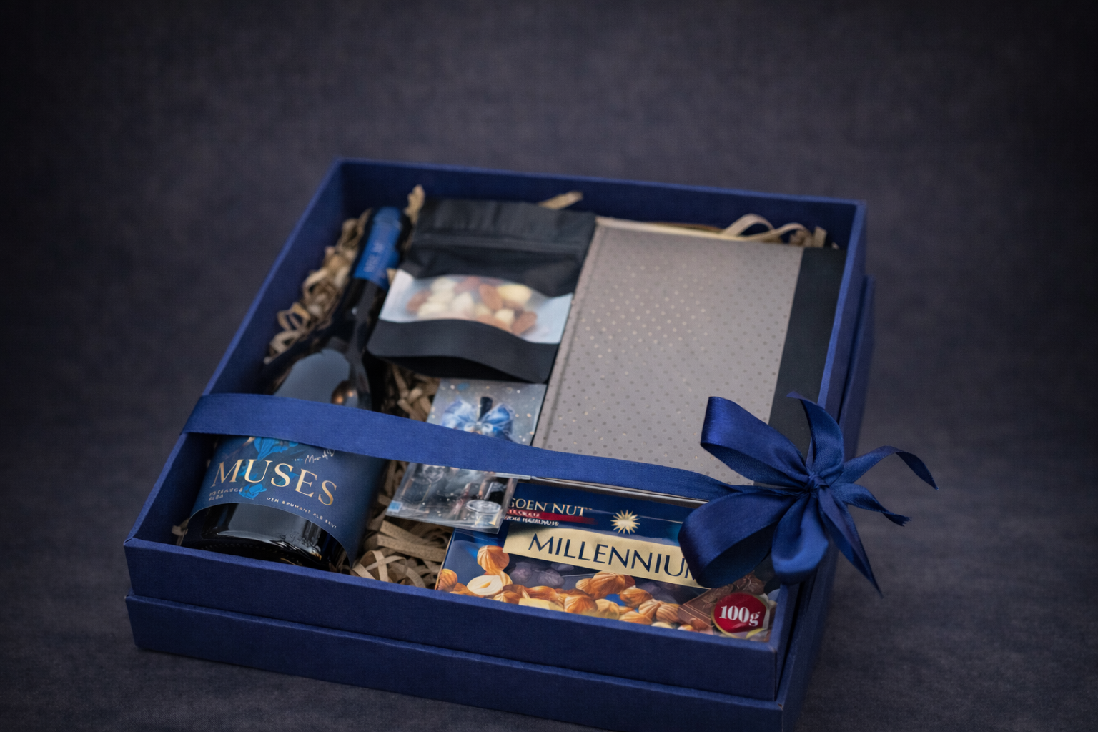 Cadou pentru El „Nr. 4” - Cutie cu Vin, Ciocolată și Agendă www.delligiftshop.md