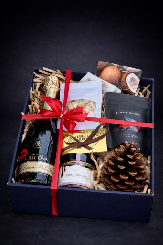 Cadou pentru El „Nr. 5” - Cutie cu Spumant, Căpșuni în Ciocolată și Miere www.delligiftshop.md
