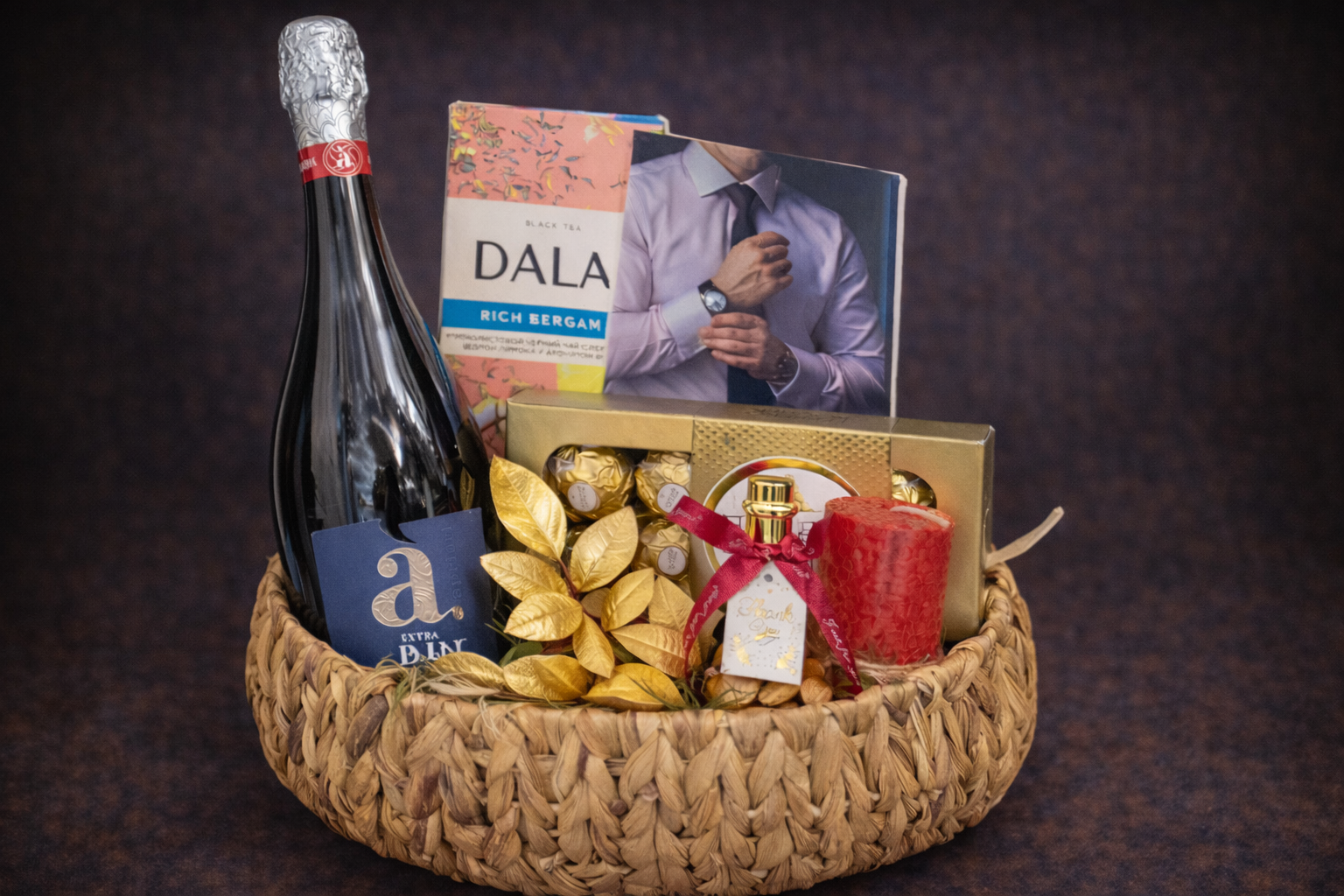 Cadou pentru El „Nr. 7” - Coș Cadou cu Spumant, Praline și Lumânare Premium www.delligiftshop.md