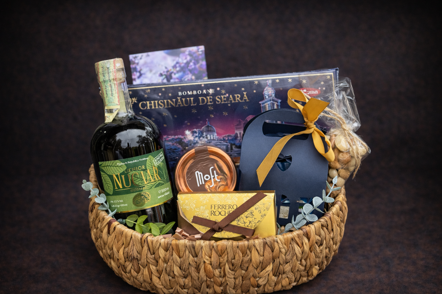 Cadou pentru El „Nr. 8” - Coș Cadou cu Lichior Nucata și Dulciuri www.delligiftshop.md