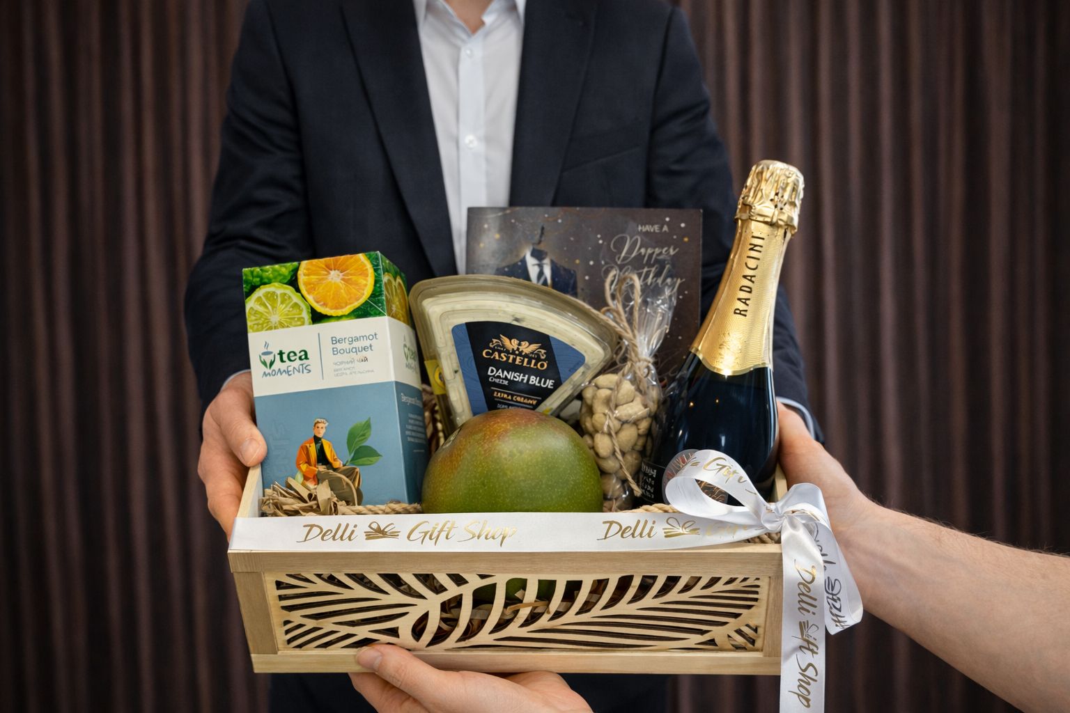 Cadou pentru Bărbați „Nr. 56” - Ladă Premium cu Spumant Rădăcini, Brânză Nobilă și Mango www.delligiftshop.md