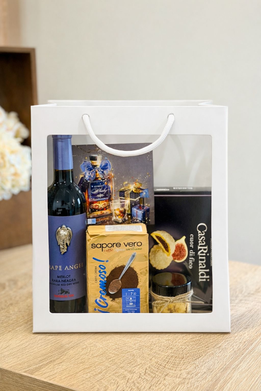 Cadou pentru Bărbați „Nr. 57” - Set Cadou cu Vin Grape Angel, Cafea Italiană și Biscuiți www.delligiftshop.md