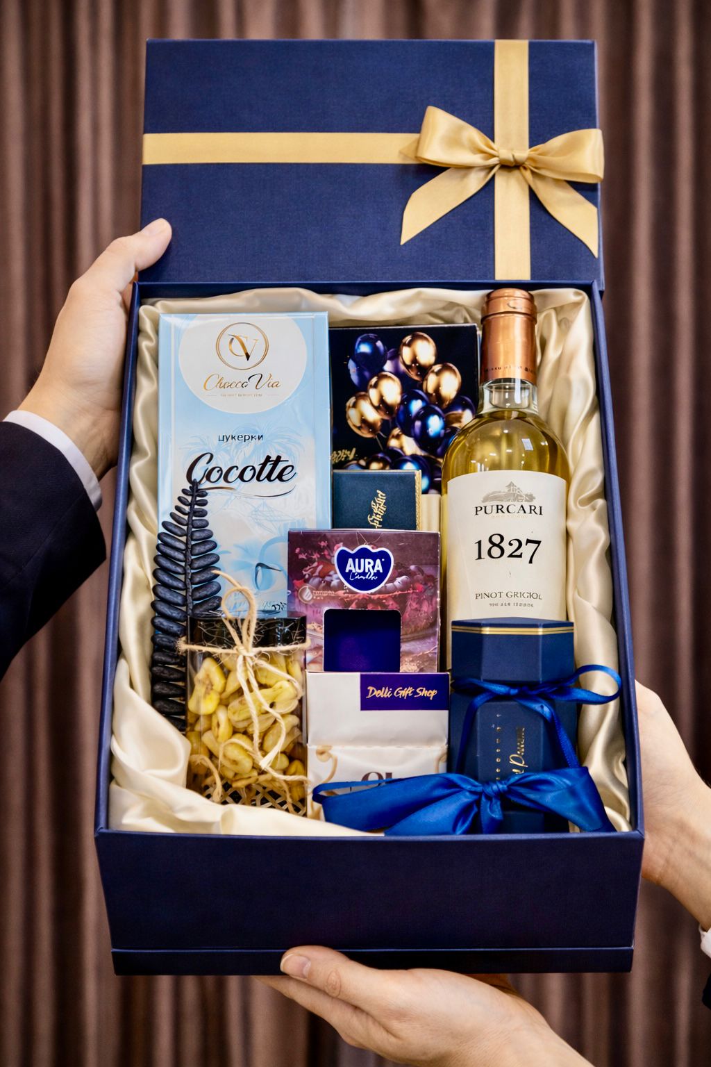 Cadou pentru Bărbați „Nr. 58” - Cutie Premium cu Vin Purcari Mini și Dulciuri www.delligiftshop.md