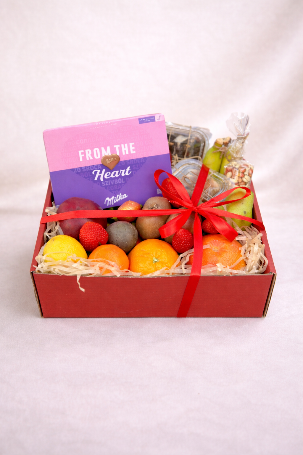 Cadou pentru femei Nr. 4— Box „Milka Sweet Heart” cu Fructe și Praline www.delligiftshop.md
