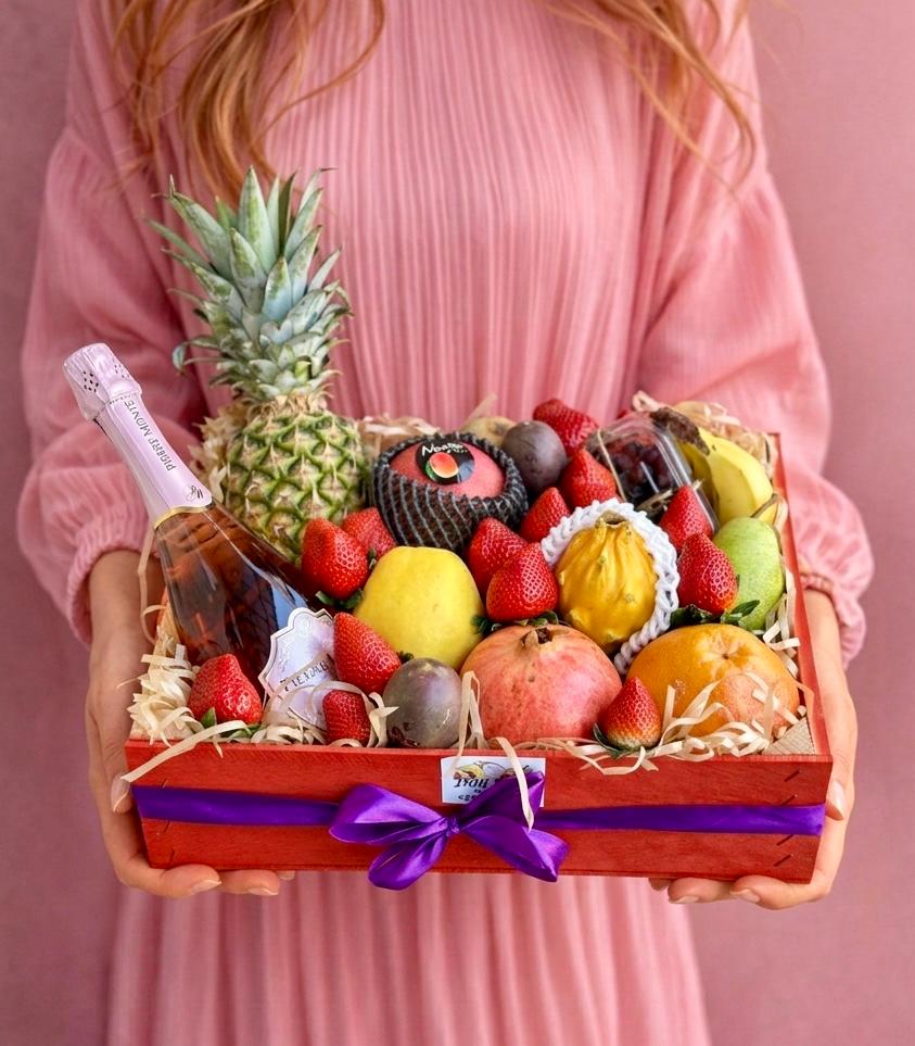 Cadou pentru femei Nr. 2 — Box „Tropical Fiesta” cu Fructe și Spumant www.delligiftshop.md