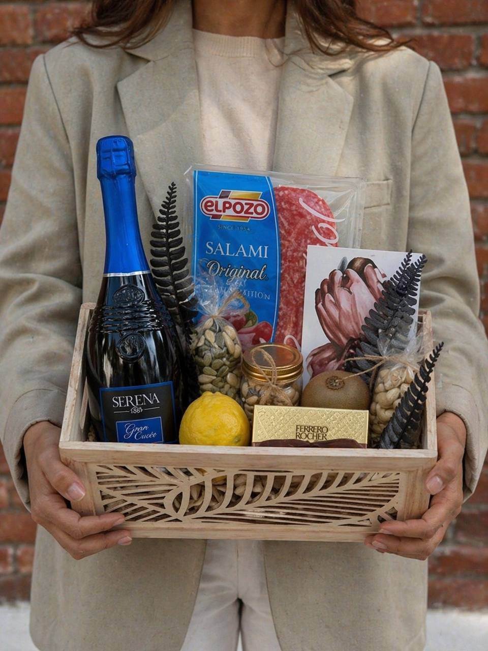 Cadou pentru Bărbați „Nr. 59” - Ladă Premium cu Spumant Serena, Salam și Praline www.delligiftshop.md
