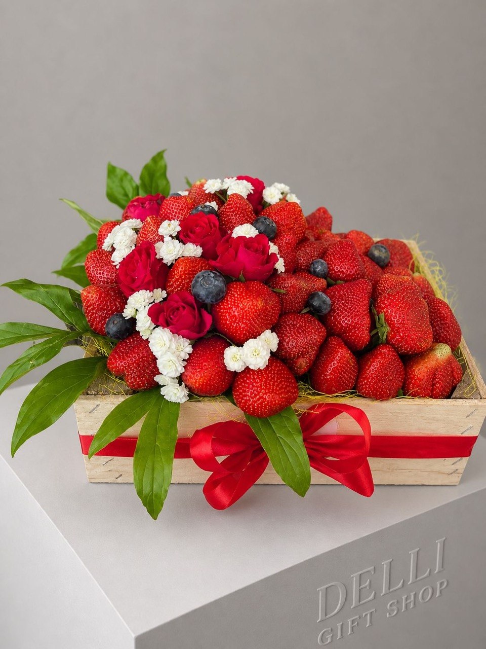 Cadou cu fructe Nr. 42 — Strawberries & Roses www.delligiftshop.md