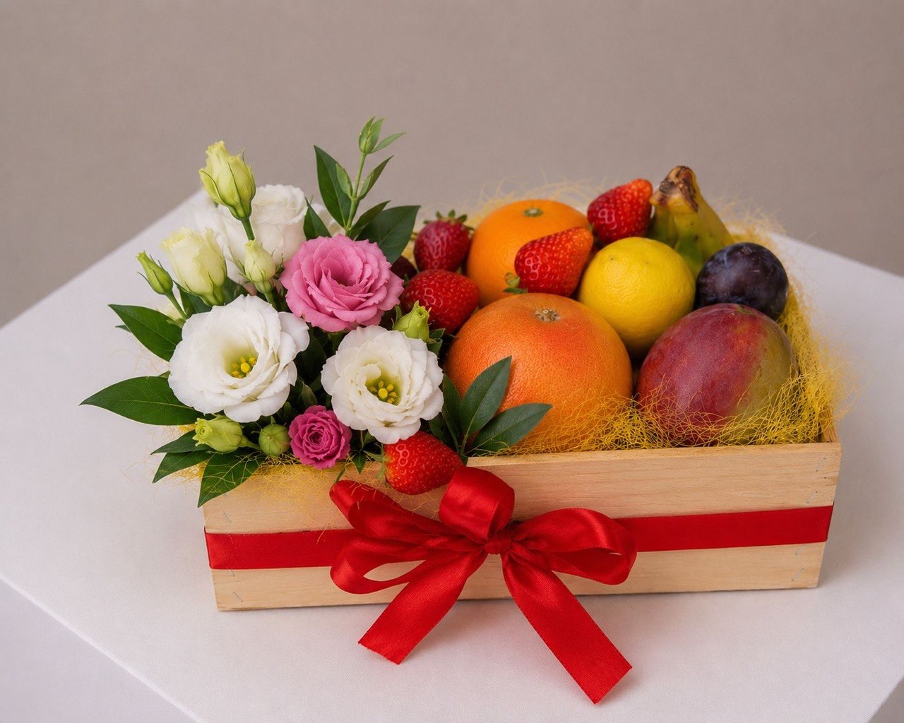 Cadou pentru profesori Nr. 29 — Fresh Fruit & Floral Box www.delligiftshop.md