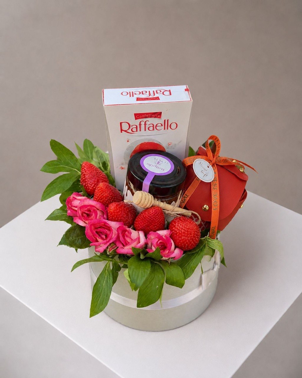Cadou pentru profesori Nr. 50 — Cutia cu Răsfăț și Căpșuni www.delligiftshop.md