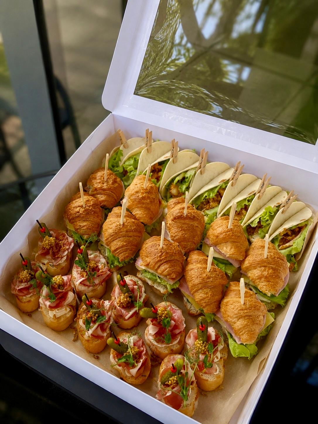 Platou Gourmet Nr. 13 — Mini Sandwiches & Bruschettas www.delligiftshop.md