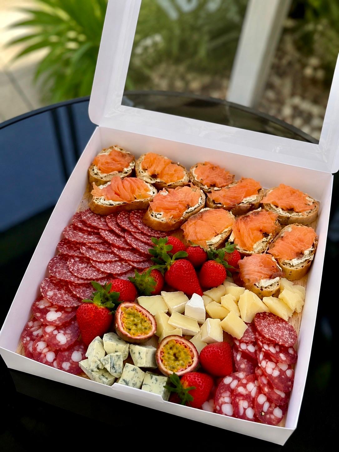 Set Aperitiv Nr. 29 — Charcuterie & Salmon Mix www.delligiftshop.md