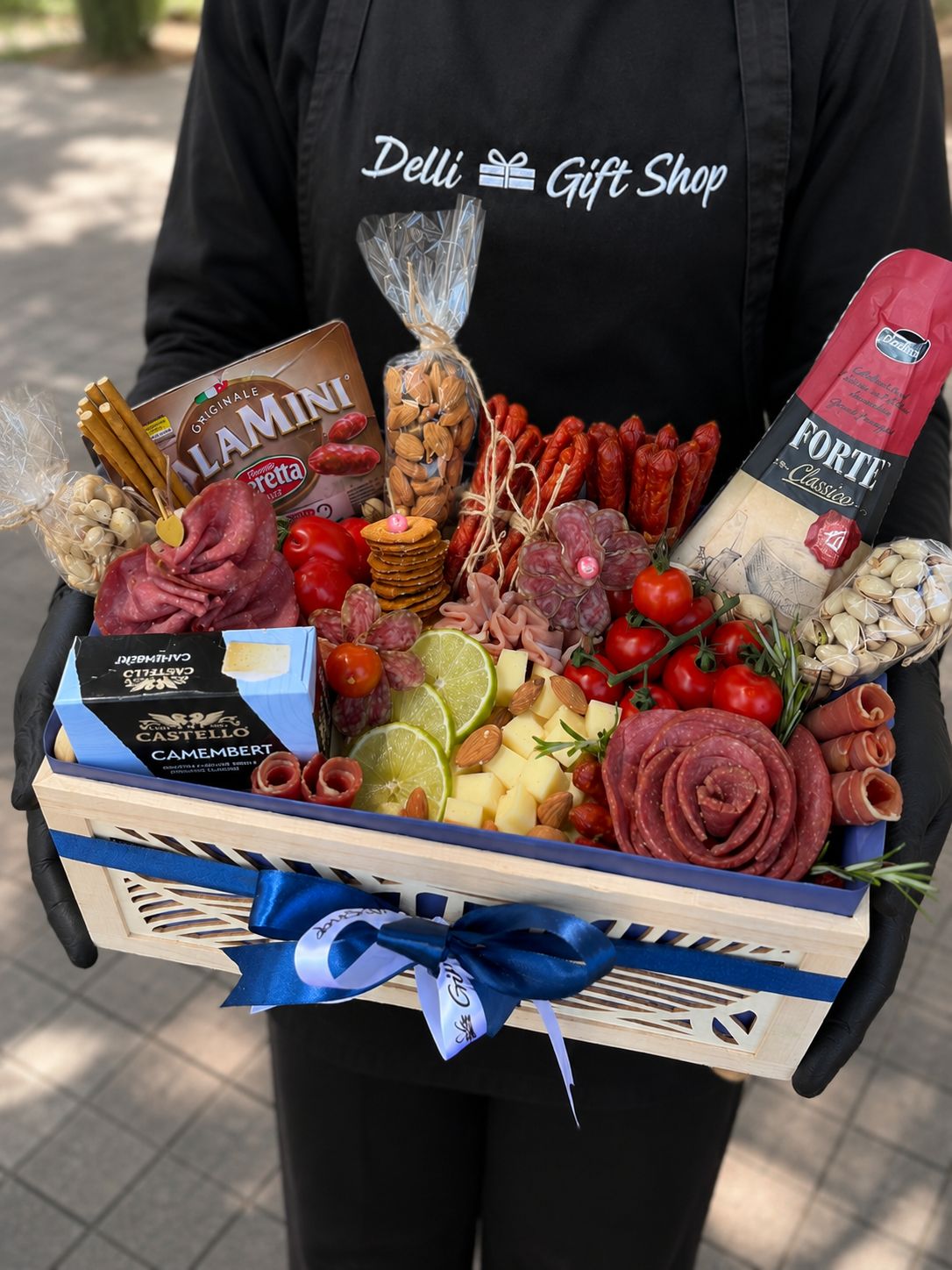 Cadou pentru Bărbați Nr. 67 — Gourmet Selection cu Mezeluri și Cașcavaluri Fine www.delligiftshop.md