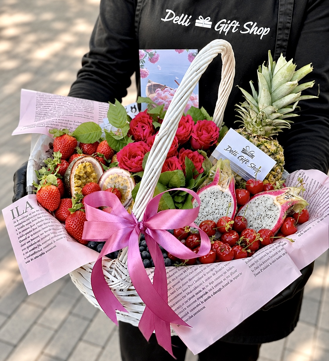 Cadou cu fructe Nr. 48 — Armonie Florală și Fructe Exotice www.delligiftshop.md