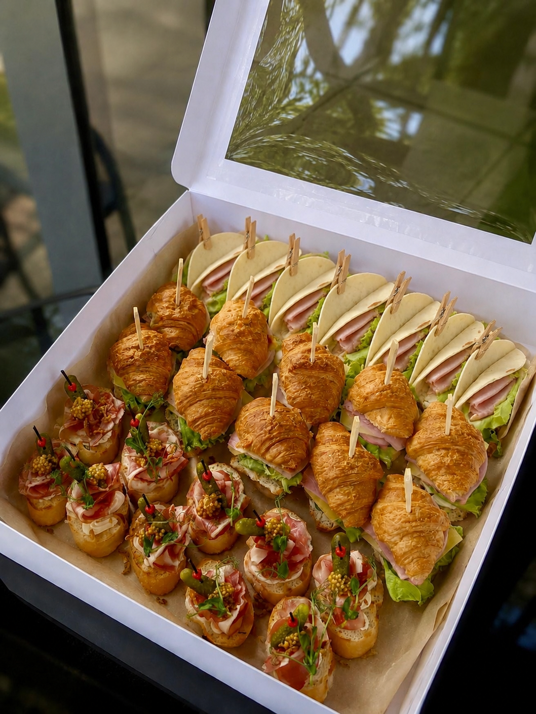 Platou Gourmet Nr. 13 — Mini Sandwiches & Bruschettas www.delligiftshop.md