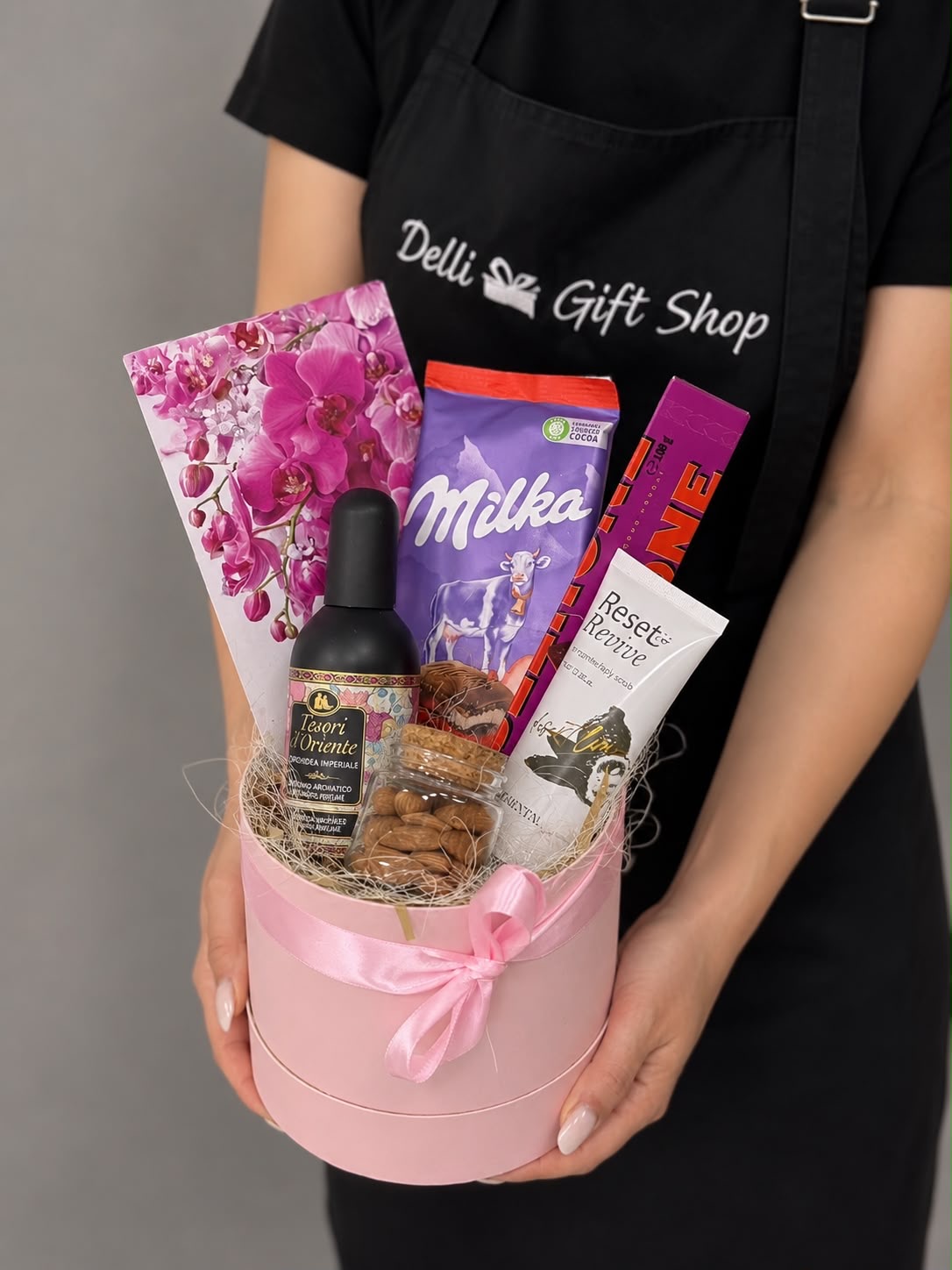 Cadou pentru femei Nr. 9 — Setul „Răsfăț Dulce” www.delligiftshop.md