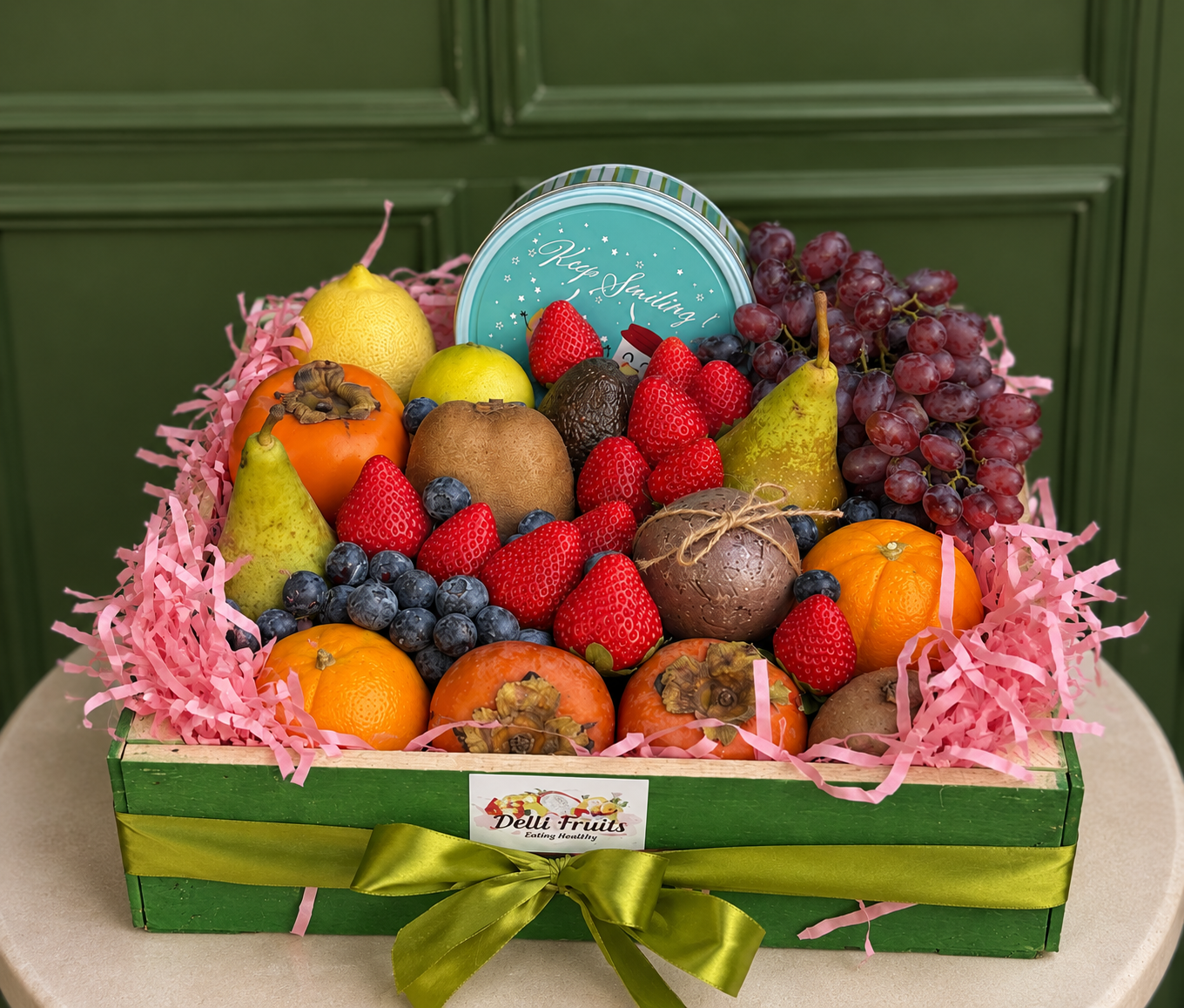 Cadou cu Fructe Nr. 64 – Fructe Premium & Biscuiți în Cutie Metalică www.delligiftshop.md