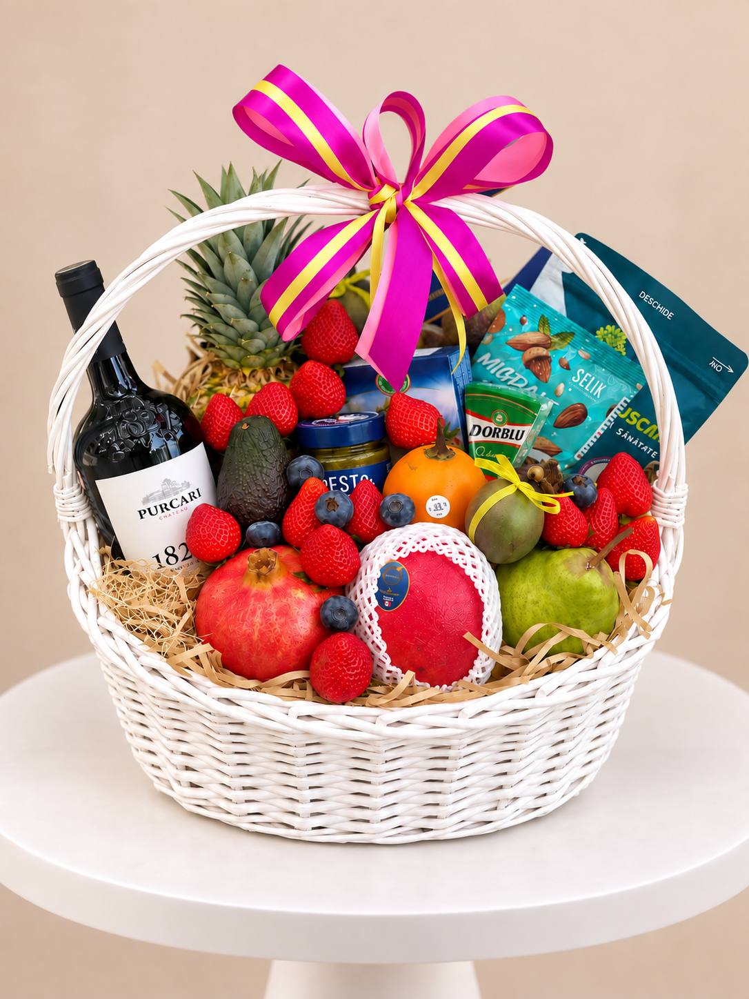 Cadou cu Fructe Nr. 71 – Coș Gourmet cu Fructe și Vin www.delligiftshop.md
